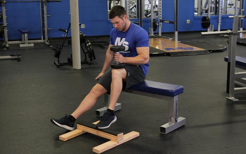 ساق دمبل تک پا نشسته