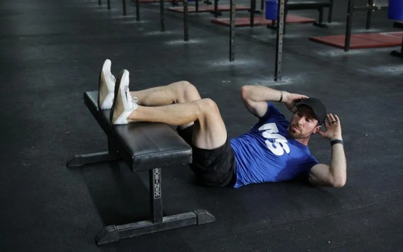 کرانچ مورب پا روی نیمکت